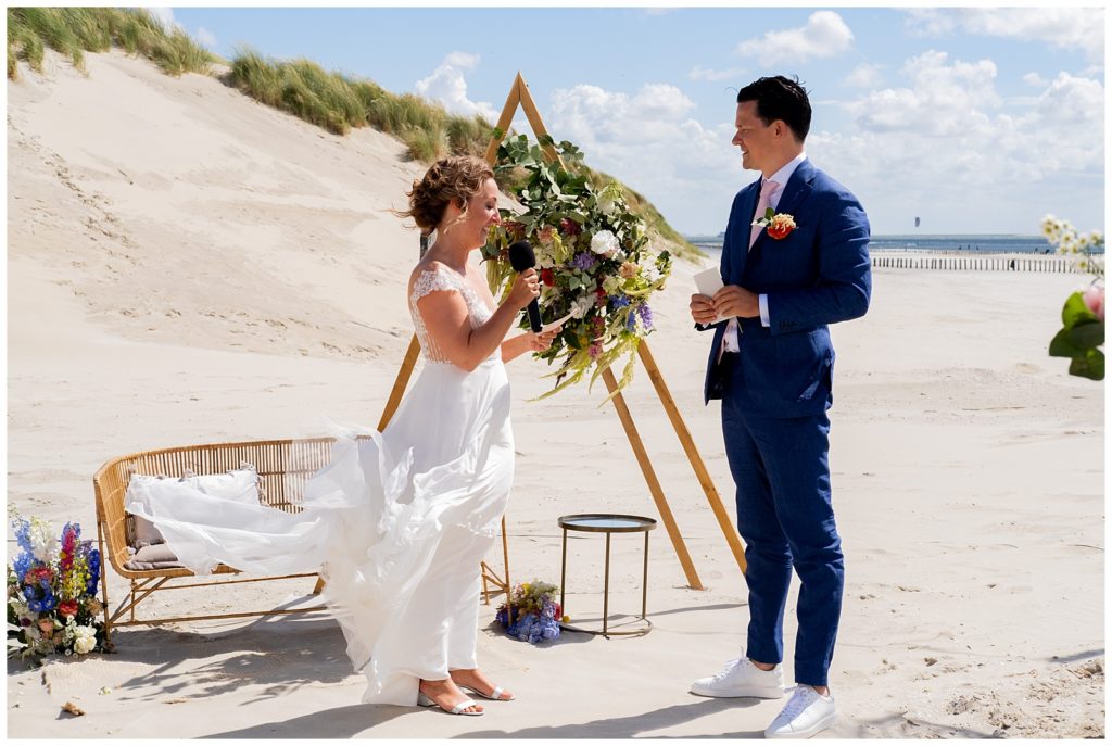 bruidspaar op het strand geven elkaar het ja woord