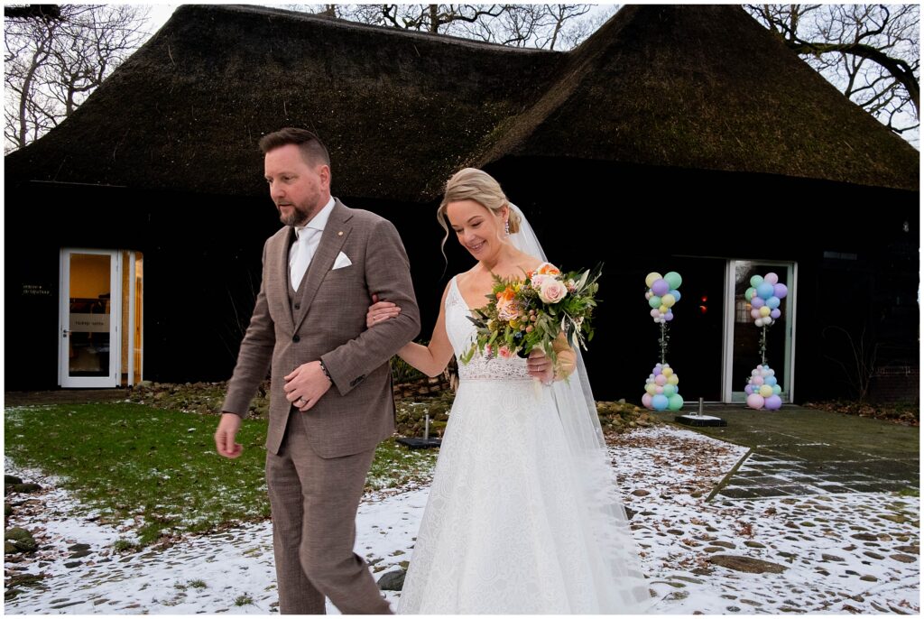 Bruidspaar loopt van ceremonie naar receptie bij Narline trouwlocatie