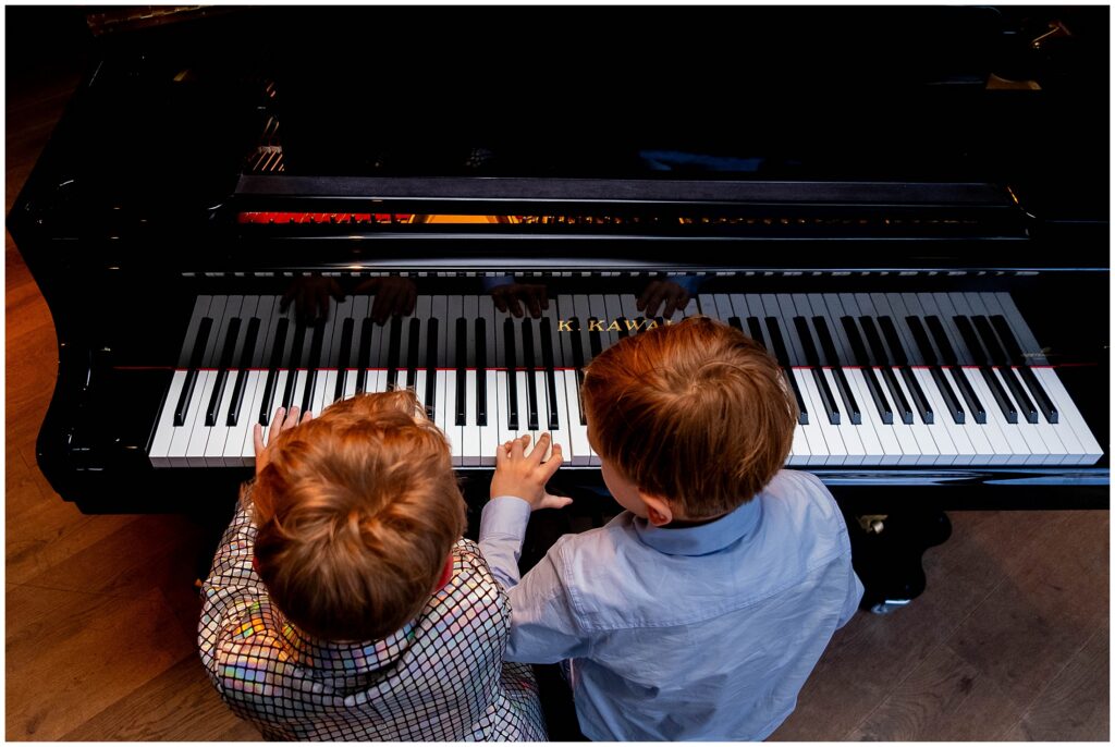 Kinderen spelen op de piano tijdens trouwerij